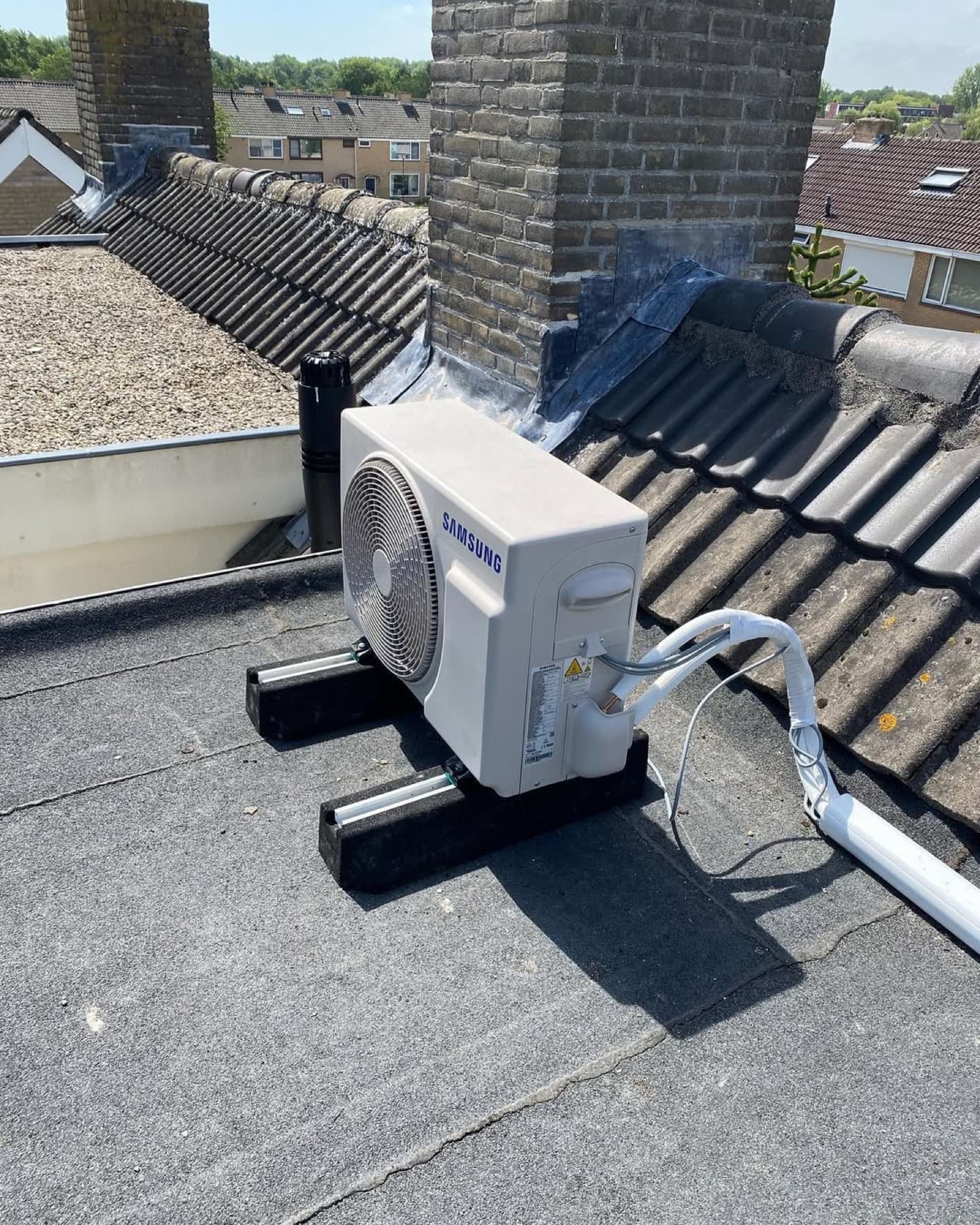 Samsung airco buitenunit netjes geplaatst op het dak