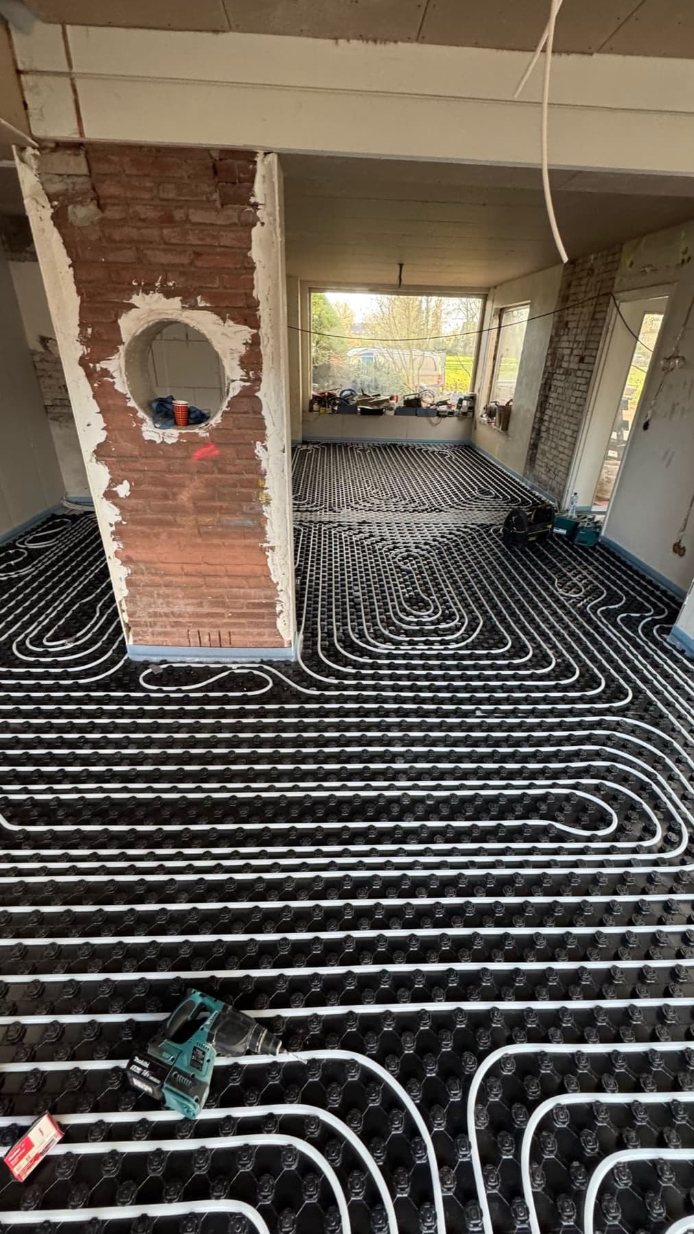 Aanleg van vloerverwarming op noppenplaten in een woning